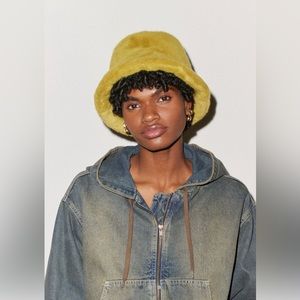 Steve Madden Extra Furry Bucket Hat in PINK